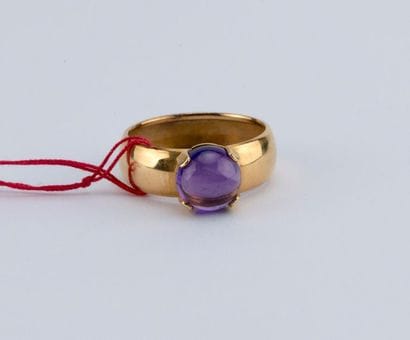 18K yellow gold ring with polished amethyst....