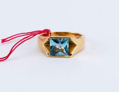 Yellow gold ring (18K) with a rectangular...