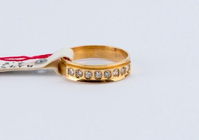 Ring in 18K yellow gold with a line of diamonds...