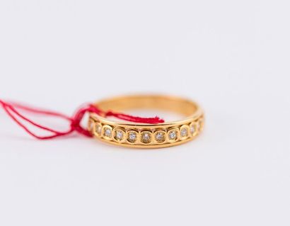 Yellow gold ring decorated with a line of...