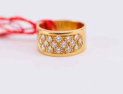 18K yellow gold ring set with a pavement...