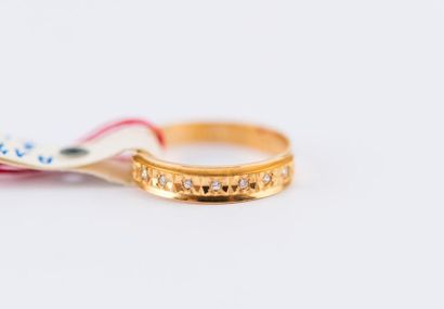 Yellow gold ring with a line of diamonds...