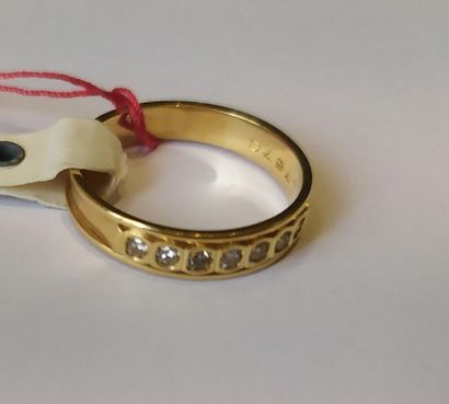 18K yellow gold wedding band adorned with...