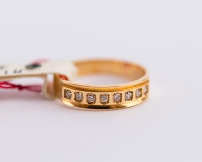 18K yellow gold wedding band decorated with...