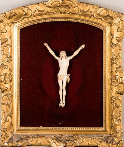 Christ en croix en ivoire. XVIIIème siècle....
