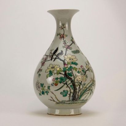 CHINA. Polychrome porcelain vase decorated...