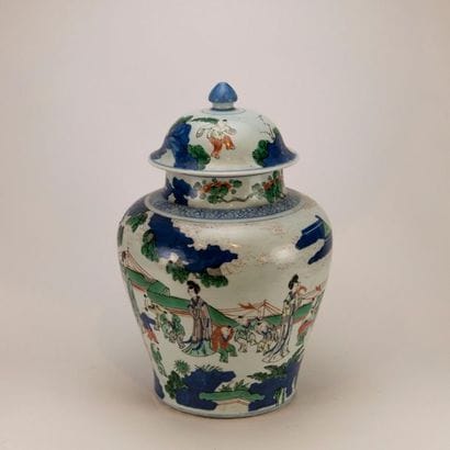 CHINA. Covered vase in Wucai porcelain in...