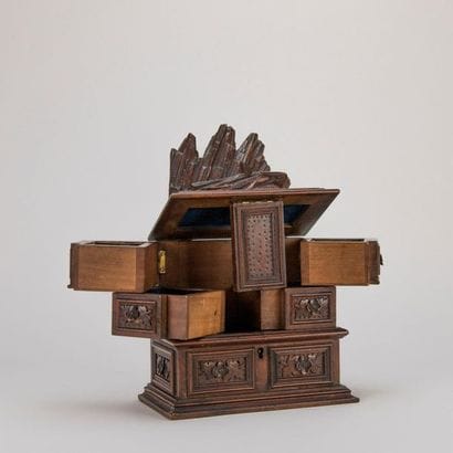 Petite boîte à bijoux en bois dur à quatre...