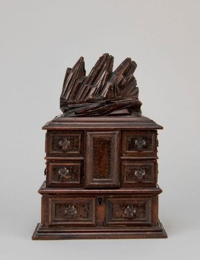 Petite boîte à bijoux en bois dur à quatre...