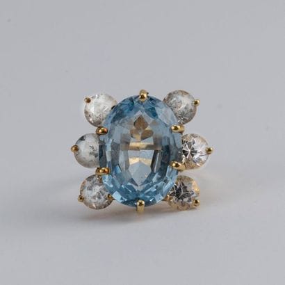 Ring, the 18K yellow gold setting adorned...
