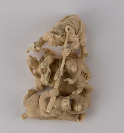 JAPON. Sujet en ivoire sculpté représentant...