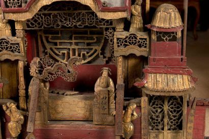 CHINE. Autel en bois sculpté, peinture bordeaux...