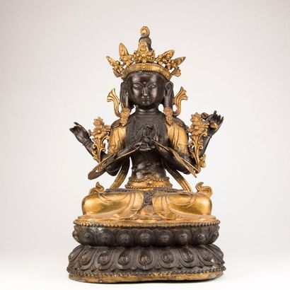 TIBET. Statue de Bodhisattva en cuivre repoussé....