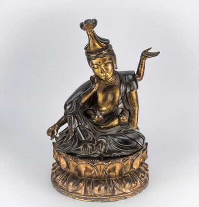 JAPON. Kannon assise en bronze laqué or,...