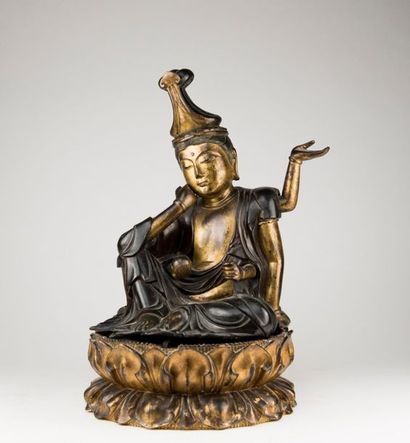 JAPON. Kannon assise en bronze laqué or,...