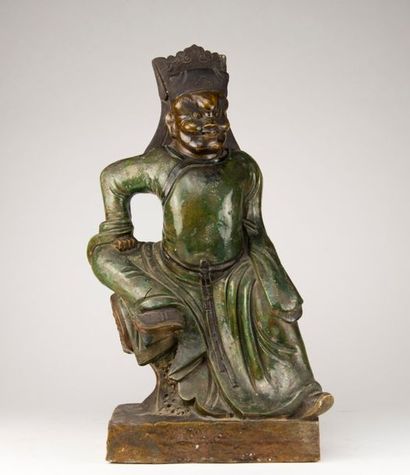 CHINE, XVIIème siècle. Dignitaire assis en...