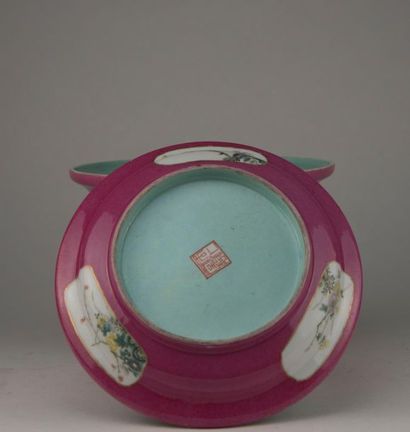 CHINE. Jardinière et sa soucoupe en porcelaine...