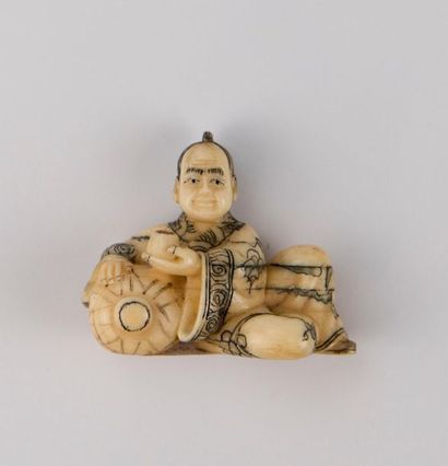 JAPON. Deux netsuké en ivoire à décor de...
