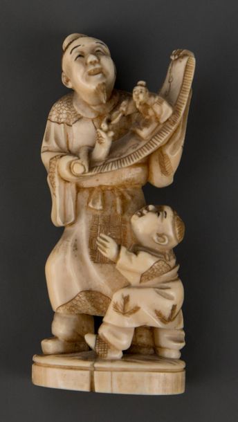 JAPON. Deux sujets sculptés : femme tenant...