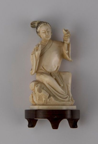 JAPON. Deux sujets sculptés : femme tenant...