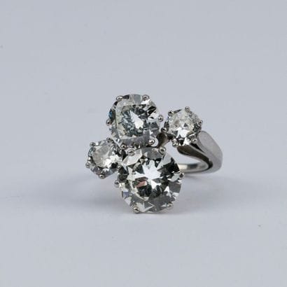 Large ring set with 4 diamonds: Half-cut...