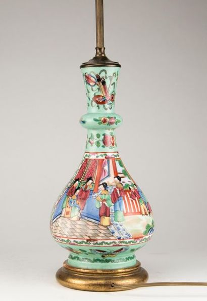 CHINE, Canton. Vase en porcelaine polychrome...