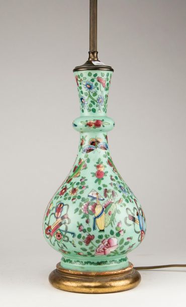 CHINE, Canton. Vase en porcelaine polychrome...