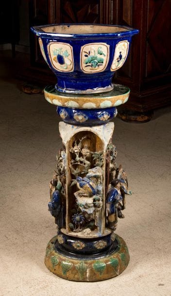 CHINE. Jardinière et son support en céramique...