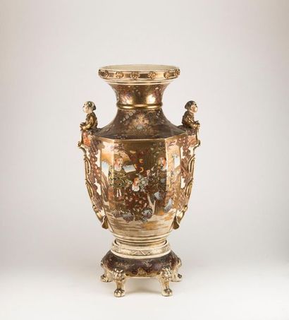 JAPON, Satsuma. Grand vase en faïence polychrome...