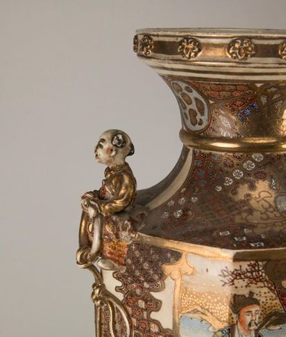 JAPON, Satsuma. Grand vase en faïence polychrome...
