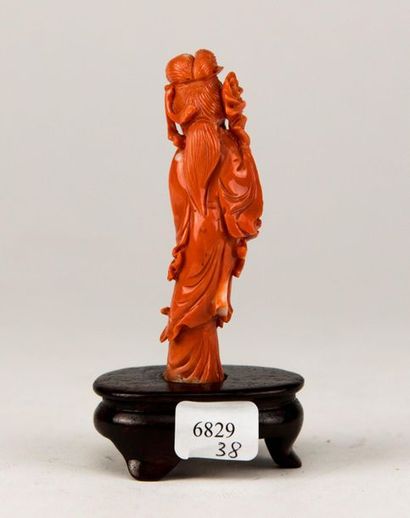 CHINE. Guanine en corail sculpté. XXème siècle....