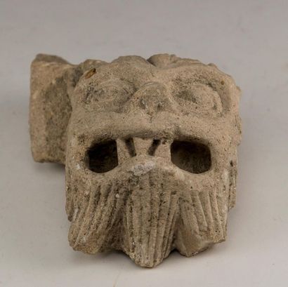 France, époque romane. Tête de monstre. Corbeau...