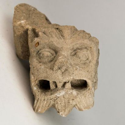 France, époque romane. Tête de monstre. Corbeau...