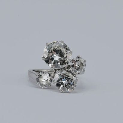 Large ring set with 4 diamonds: Half-cut...