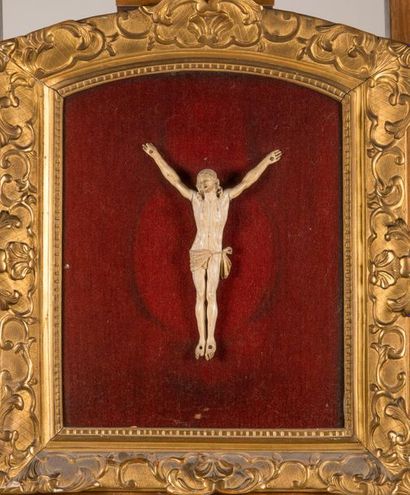 Christ en croix en ivoire. XVIIIème siècle....