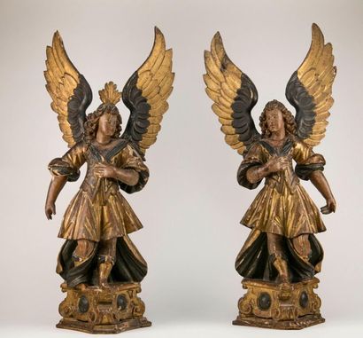 Paire d'anges baroques ailés en bois sculpté...