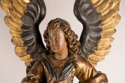 Paire d'anges baroques ailés en bois sculpté...