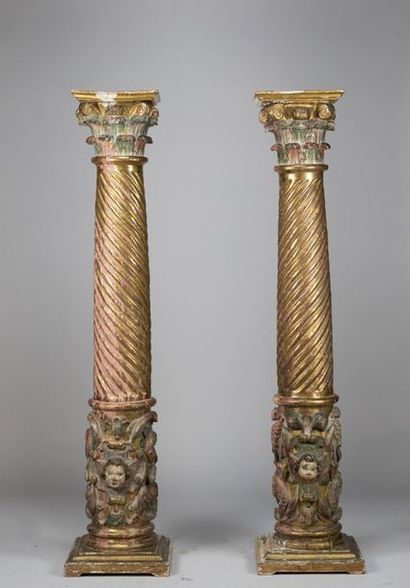 Paire de colonnes composites en bois doré...