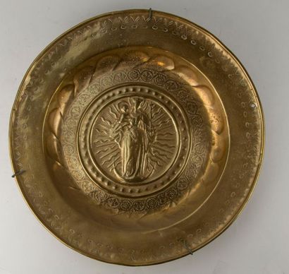Deux plats à offrande en laiton, le grand...