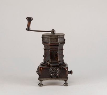 Moulin à café en bois et fer forgé, XVIIème...