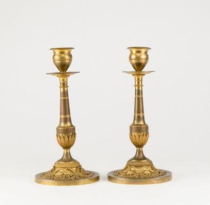 Paire de bougeoirs en bronze doré à décor...