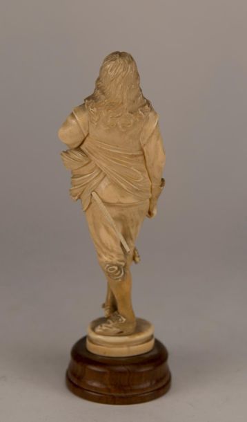 Musketeer in carved ivory. Dieppois work....
