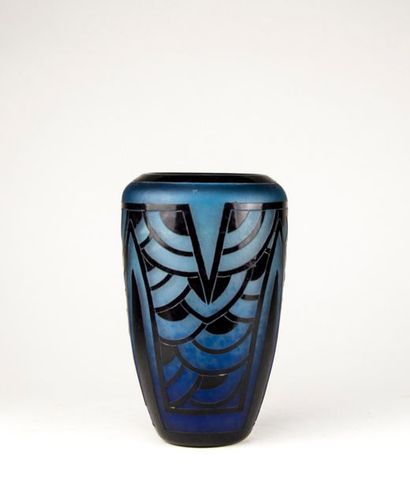Le Verre Français - CHARDER. Vase with geometric...