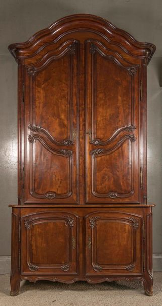 Two-body buffet in mahogany molded and carved...