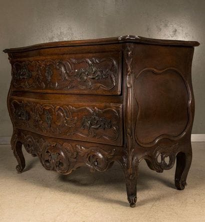 Provençal chest of drawers curved on three...