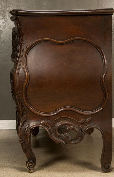 Provençal chest of drawers curved on three...