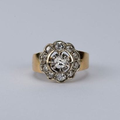 Ring from the 1940s with a central daisy...