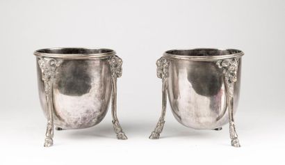 Paire de seaux à bouteille tripodes en métal...