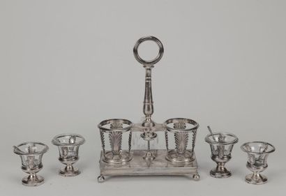 Ensemble en argent à décor de palmettes comprenant...