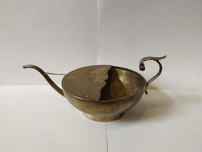 Coupe en argent sur talon, à long bec verseur....
